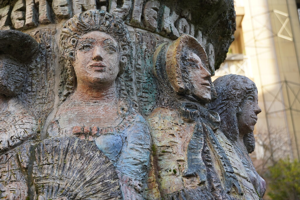 Detail der Figur "Italienerin" des Kölner Frauenbrunnens (2023).
