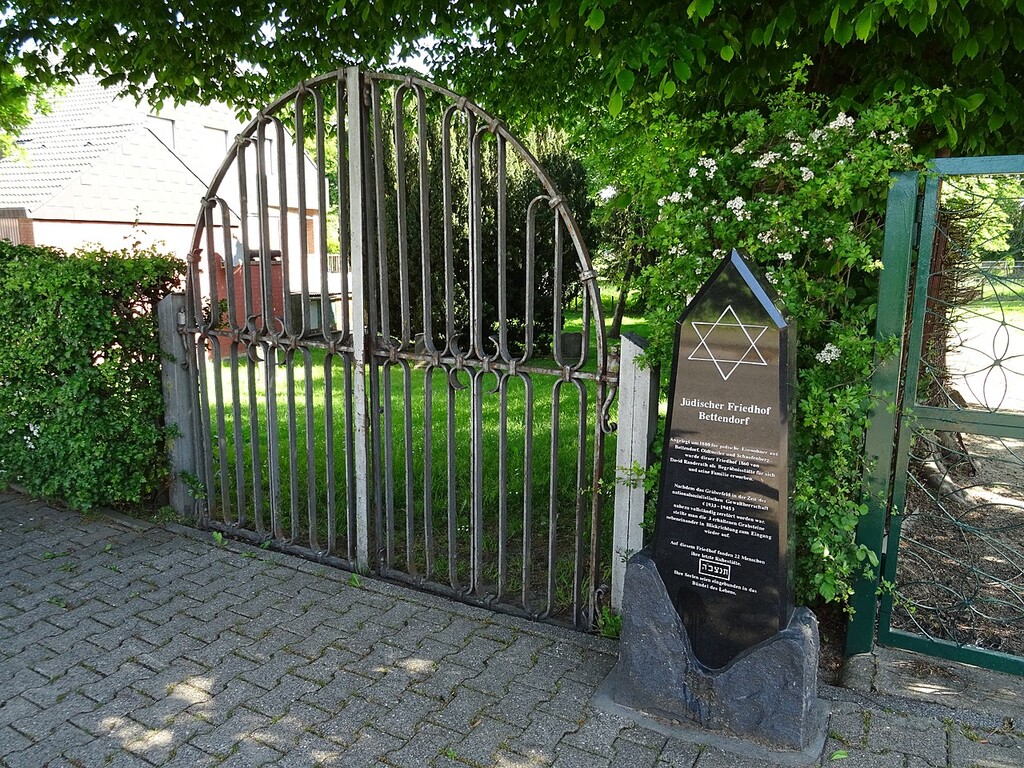 Der Eingangsbereich zu dem jüdischen Friedhof in Alsdorf-Bettenheim, rechts im Bild der Gedenkstein (2020).