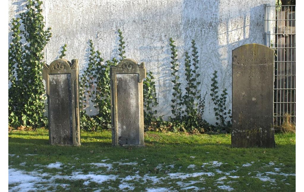 Grabsteine auf dem jüdischen Friedhof in der Wassenbergstraße in Emmerich (2017).