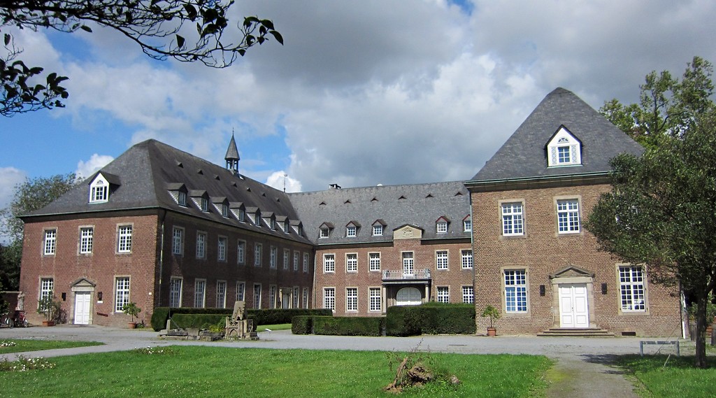 Der Blick von Südosten auf das Kloster Langwaden in Grevenbroich (2014)