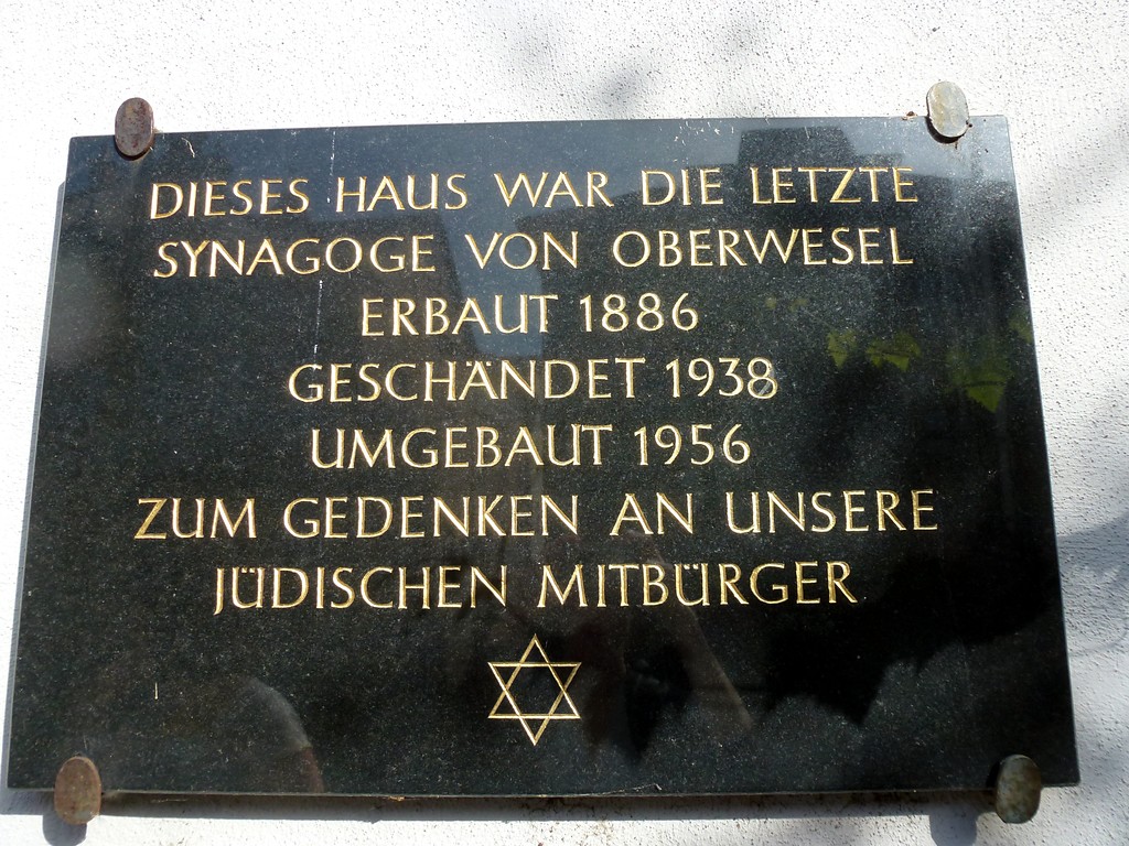Ehemalige Synagoge am Schaarplatz in Oberwesel (2016): Gedenktafel an der Synagoge.