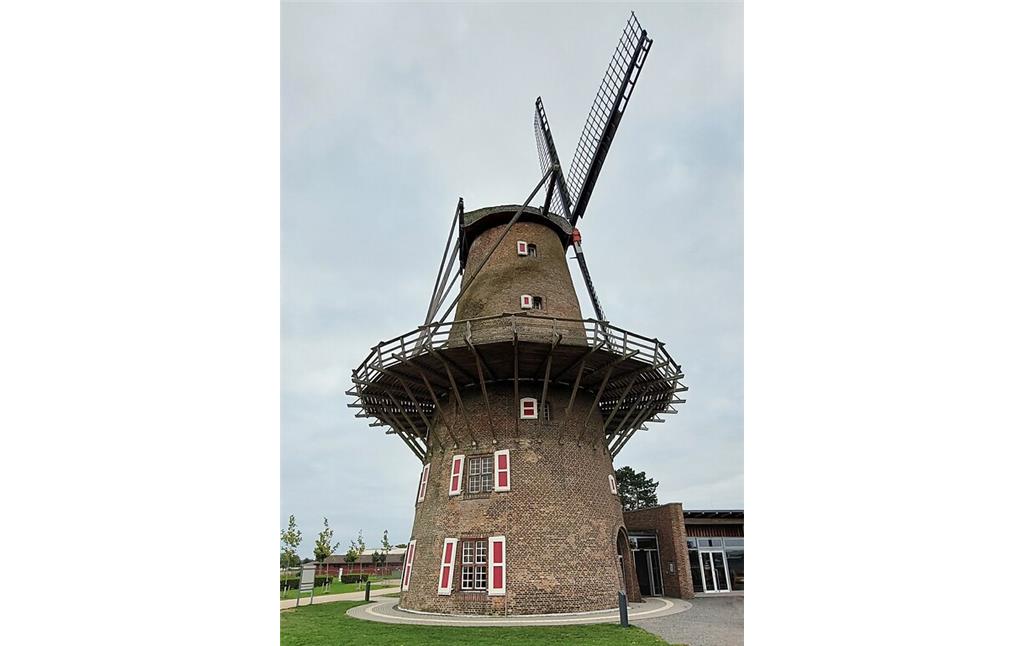 LVR-Archäologischer Park Xanten: Die restaurierte Windmühle aus dem 18. Jahrhundert am LVR-RömerMuseum beherbergt das Café "KaffeeMühle".