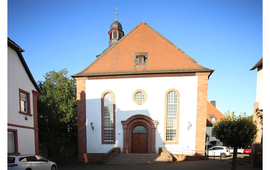 Eingang zur Stadtkirche in Annweiler am Trifels (2020)