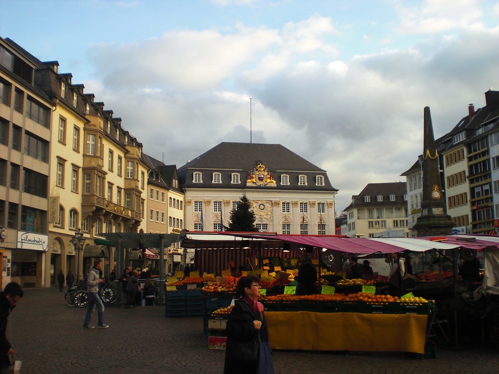 Markttag auf dem Bonner Marktplatz, in Hintergrund ist das Alte Rathaus zu sehen (2012)