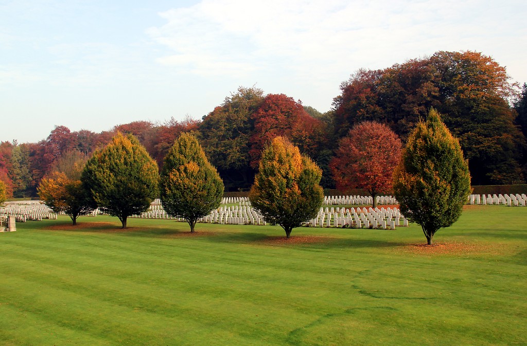 Friedhofsfläche mit Bepflanzung und Grabsteinreihen des Britischen Ehrenfriedhofs im Reichswald bei Kleve (2012)