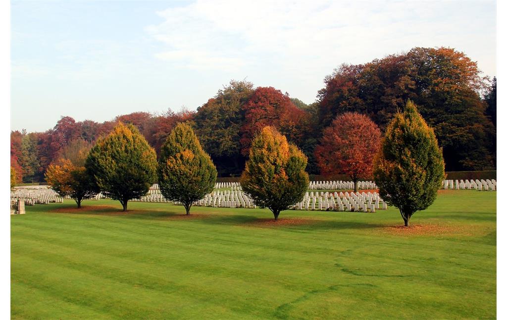 Friedhofsfläche mit Bepflanzung und Grabsteinreihen des Britischen Ehrenfriedhofs im Reichswald bei Kleve (2012)