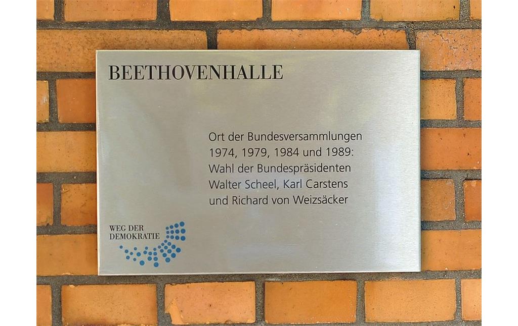 Beethovenhalle Bonn, Hinweistafel "Weg der Demokratie" zu den Bundesversammlungen 1974, 1979, 1984 und 1989 (Aufnahme 2012).