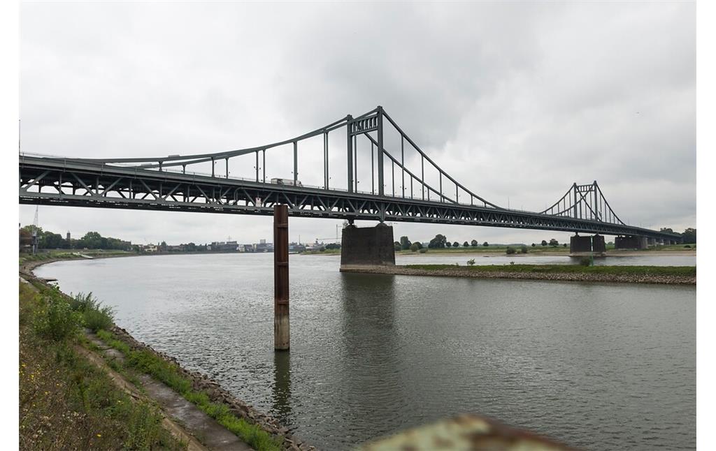 Blick auf die Rheinbrücke Uerdingen-Mündelheim zwischen Krefeld und Duisburg, im Vordergrund die Fahrrinne der Zufahrt zum Rheinhafen Krefeld (2021).