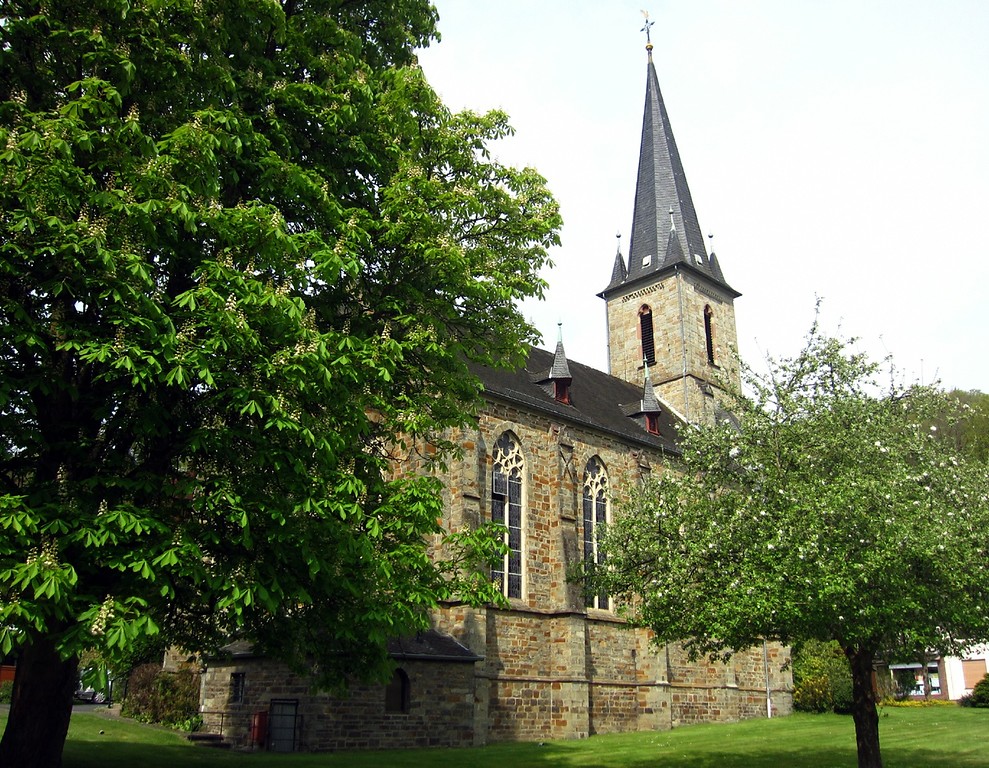 Die evangelische Kirche in Windeck-Herchen, Ansicht von Südosten (2014)