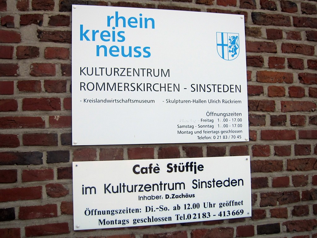 Informationsschild zum Kulturzentrum in der Gehöftgruppe Sinsteden bei Rommerskirchen (2014).