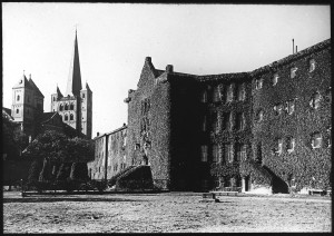 Arbeitshaus in der Benediktinerabtei Brauweiler um 1920, im Vordergrund die Schwemmsteinfabrikation