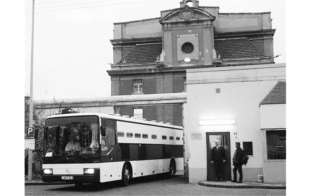 Ein Gefangenentransport verlässt mit einem Omnibus des Typs Mercedes-Benz O 405 die JVA Rheinbach (Aufnahme aus den 1980er/90er-Jahren).