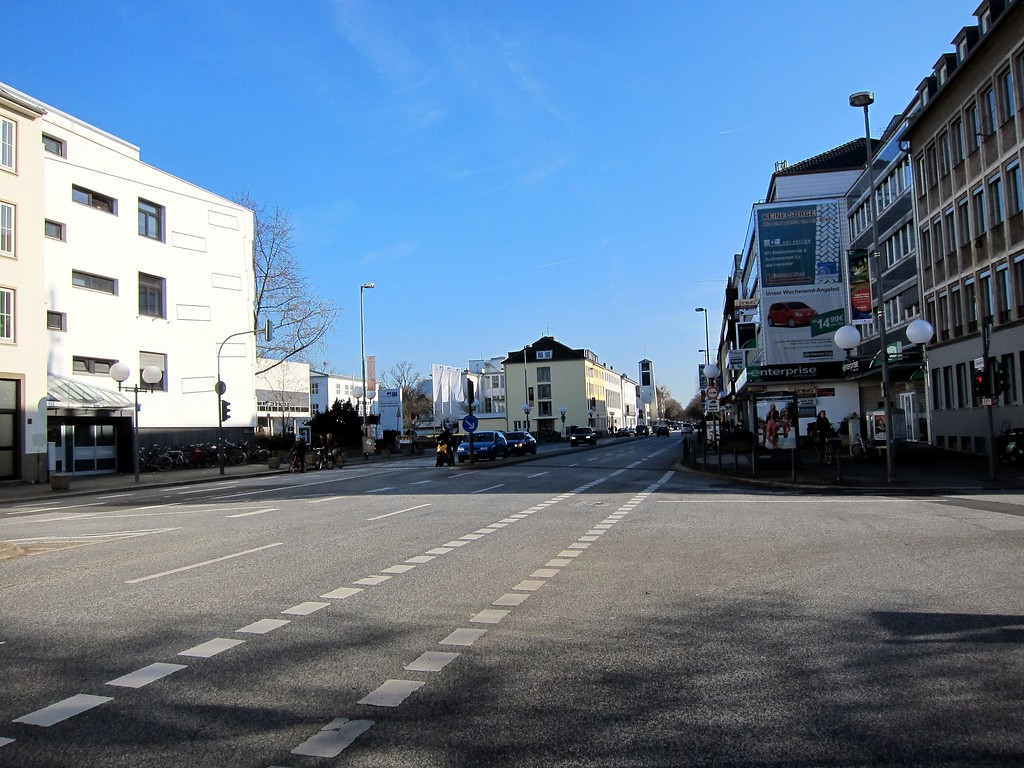 Adenauerallee in Bonn im Bereich der Einmüdung der Straße "Am Hofgarten" mit Blickrichtung Süden (2015)