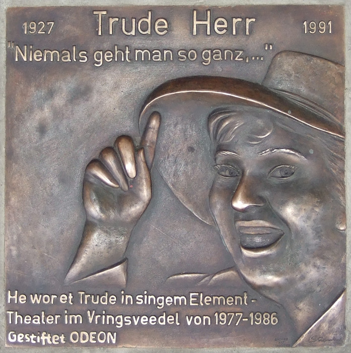 Gedenktafel für Trude Herr am früheren Kino "Rhenania-Filmbühne Dr. Sander KG", heute "ODEON-Lichtspieltheater", das von 1977-1986 von ihr als "Theater im Vringsveedel" betrieben wurde (2012).