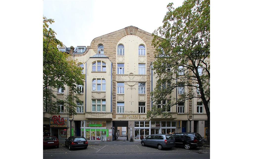 Das Geschäftshaus "Erft-Haus", Neusser Straße 27-29 in Köln-Neustadt-Nord (2011), ab um 1900 u.a. Sitz der Firma Franz Papler Karosseriebau GmbH.