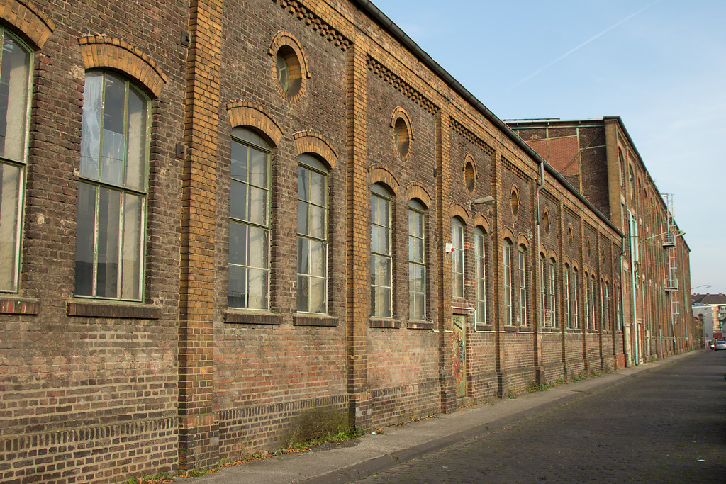 Historische Industriehalle der ehemaligen Klöckner-Humboldt-Deutz AG aus Backstein aus dem 19. Jahrhundert in Köln-Kalk (2013).