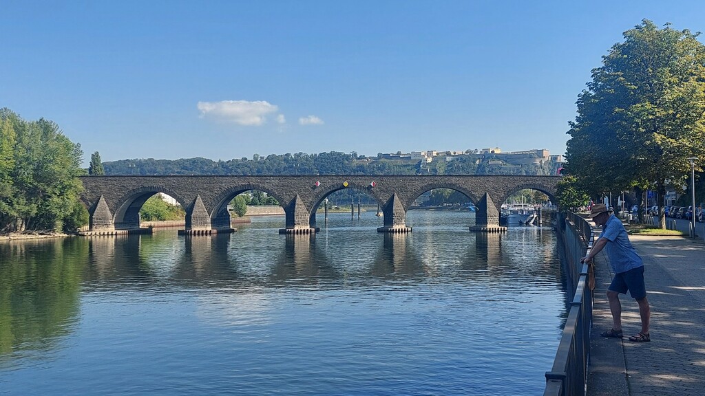 Die Mosel bei Koblenz, Blick über die Balduinbrücke in Richtung der Festung Ehrenbreitstein (2023).