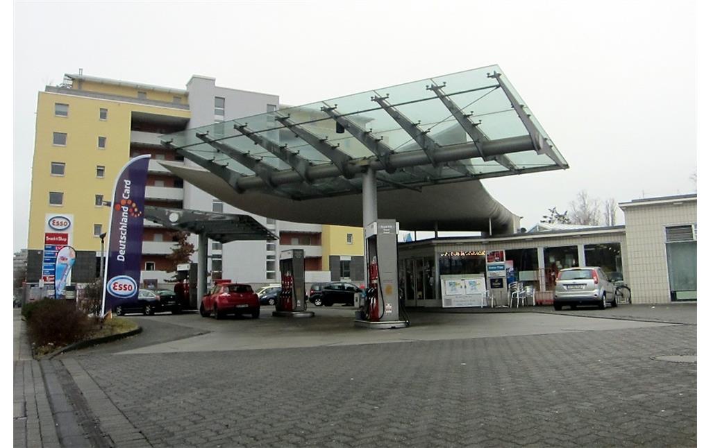 Die älteste Tankstelle Kölns, die ESSO Station an der Lanxess Arena (ehemals Kölnarena) (2012)