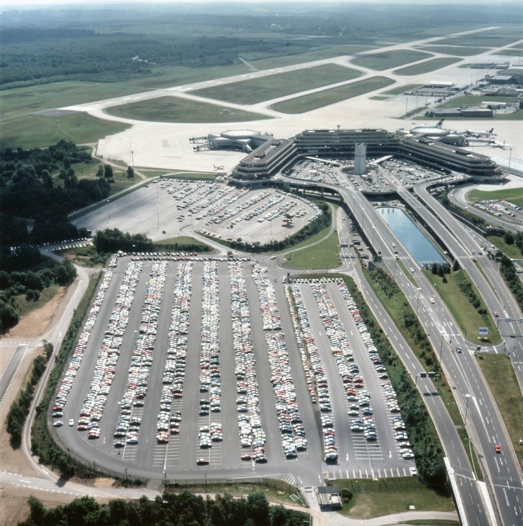 Luftansicht aus nordwestlicher Richtung auf das Flughafengebiet Köln/Bonn (1990).