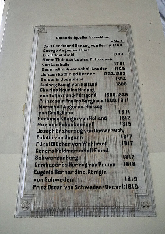Eine von vier Marmortafeln, auf denen berühmte Besucher und Besucherinnen des Elisenbrunnens in Aachen-Mitte seit der Antike festgehalten wurden (2021).