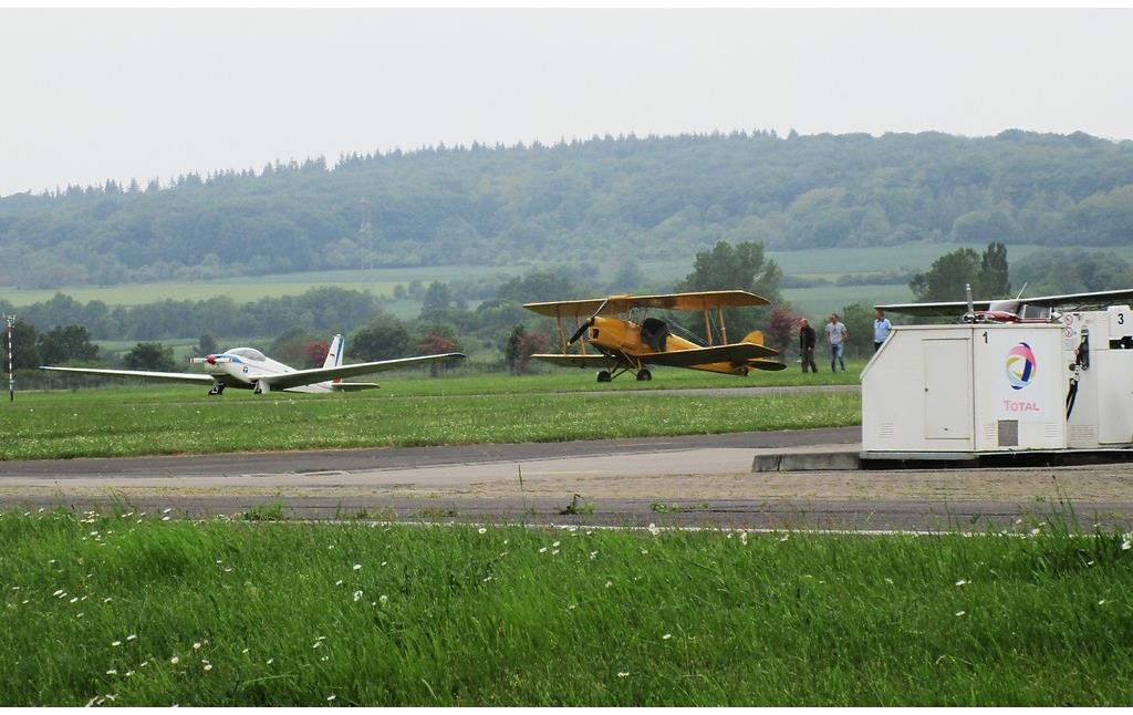 Propellerbetriebene Sportflugzeuge auf dem Rollfeld des Flugplatzes Koblenz-Winningen (2016).