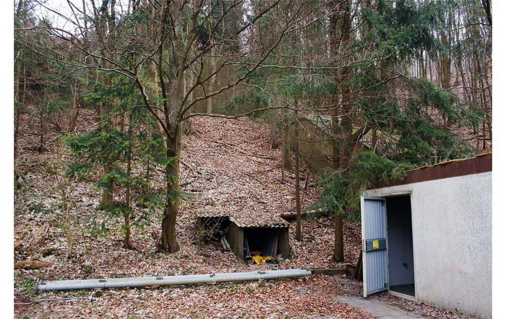 Von außen sichtbare Teile des früheren Atombunkers Ausweichsitz der Landesregierung NRW in Kall-Urft und des als Doppelgarage getarnten Eingangs (2009).