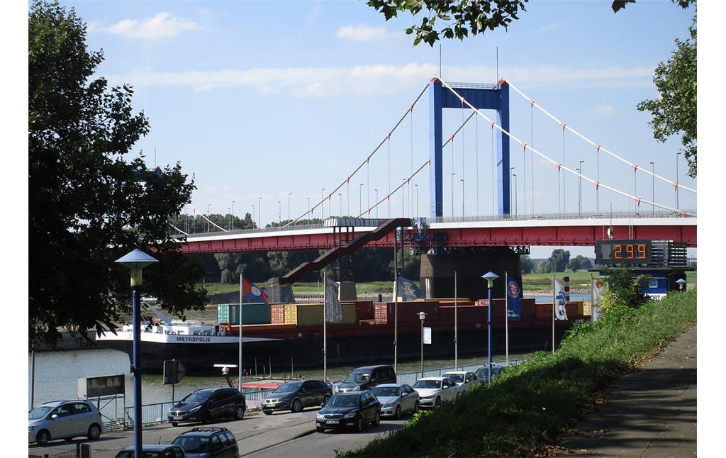 Die Duisburger Friedrich-Ebert-Straßenbrücke über den Rhein zwischen den Stadtteilen Ruhrort und Homberg (2016). Ansicht von Süden, zentral im Bild die 2010 erbaute "Haniel-Treppe" mit Aussichtsplattform, rechts der Rheinpegel.