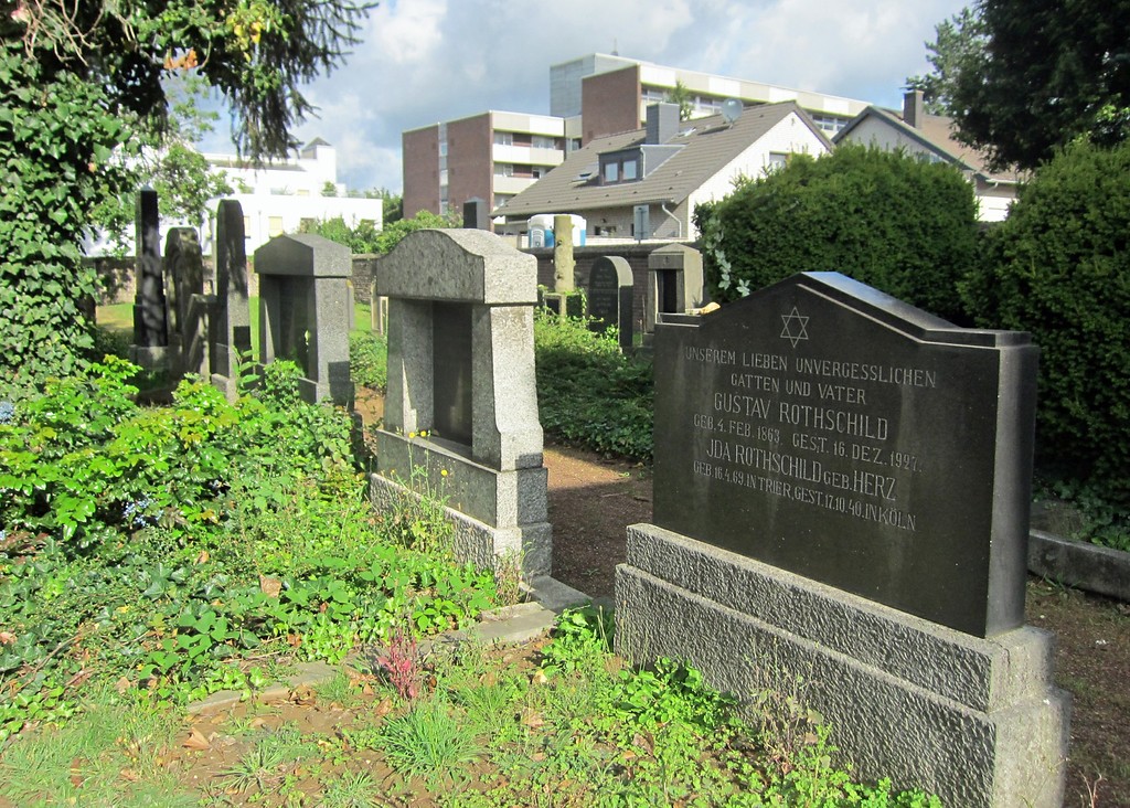 Grabsteine auf dem jüdischen Friedhof in der Grevenboicher Montanusstraße (2014).
