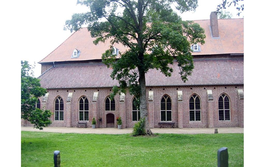 Aus Backstein gemauerter Kreuzgang am ehemaligen Zisterzienserinnenkloster Graefenthal an der Niers (2009)