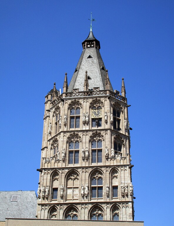 Die Ostseite des Kölner Rathausturms, Ansicht vom Alter Markt in Köln Altstadt-Nord (2023).