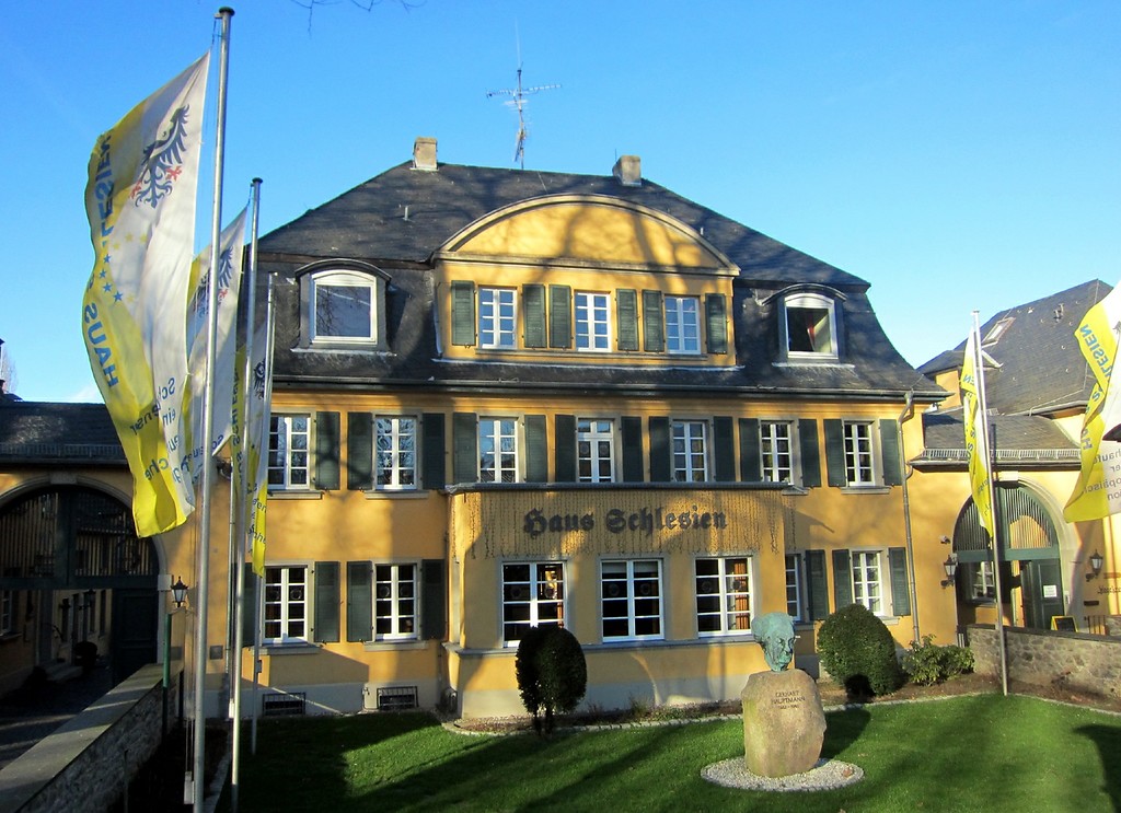 Der ehemalige klösterliche Wirtschaftshof Haus Schlesien in Königswinter-Heisterbacherrott, heutiges Dokumentations- und Informationszentrum (2014).