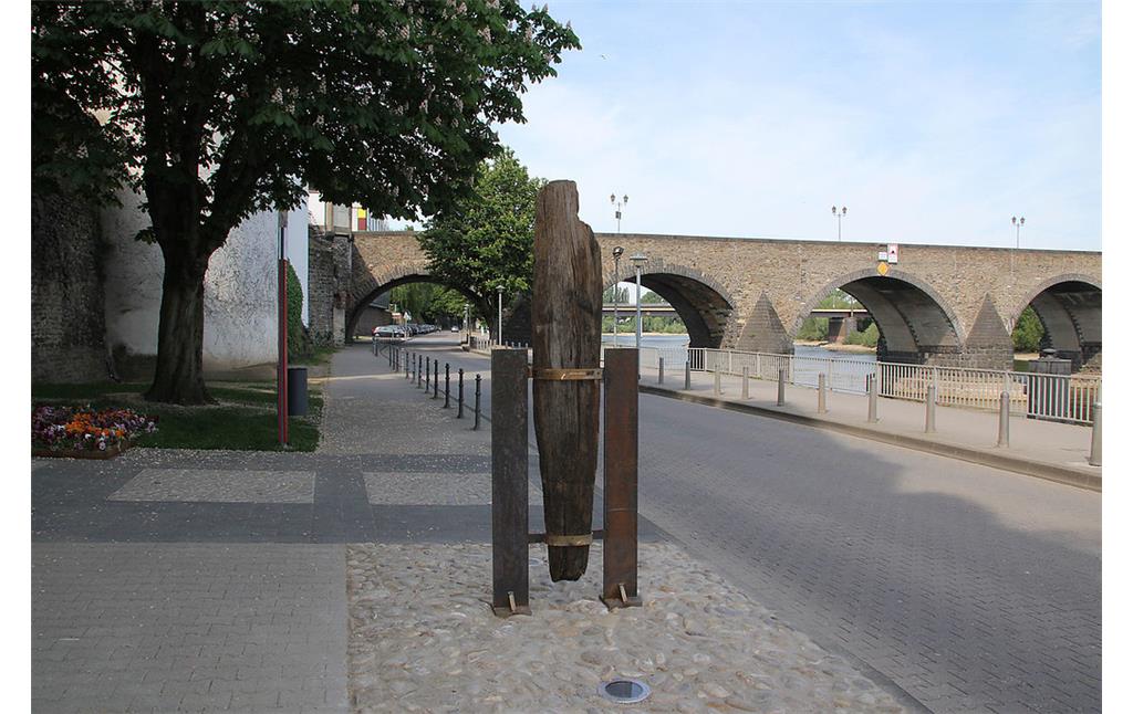 Ein in den Koblenzer Moselanlagen am Peter-Altmeier-Ufer in der Nähe der Balduinbrücke aufgesteller Pfahlrest der römischen Moselbrücke (2011).