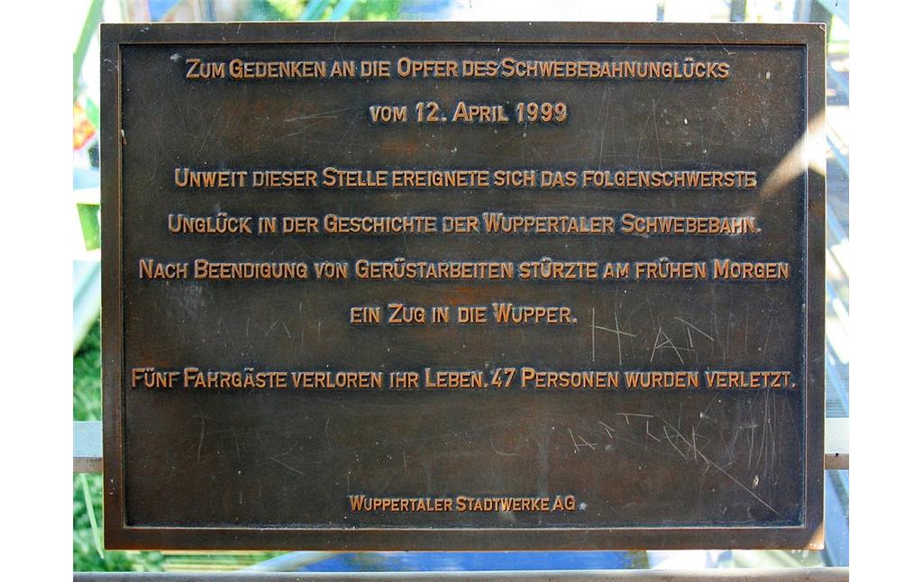 Gedenktafel an der Station Robert-Daum-Platz zum Schebebahn-Unglück in Wuppertal 1999, bei dem fünf Menschen ums Leben kamen und 47 schwer verletzt wurden (2008).