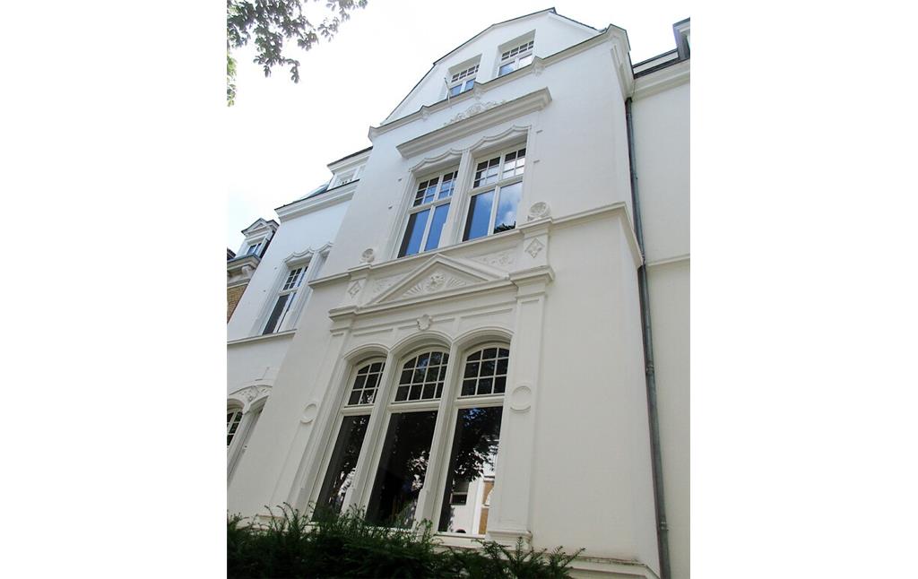 Die nordöstliche Fassade der Villa Zuntz in der Argelanderstraße, Bonner Südstadt (2022), ursprünglich Wohnhaus der Kaffeeröster-Unternehmerfamilie Zuntz ("A. Zuntz sel. Wwe.").