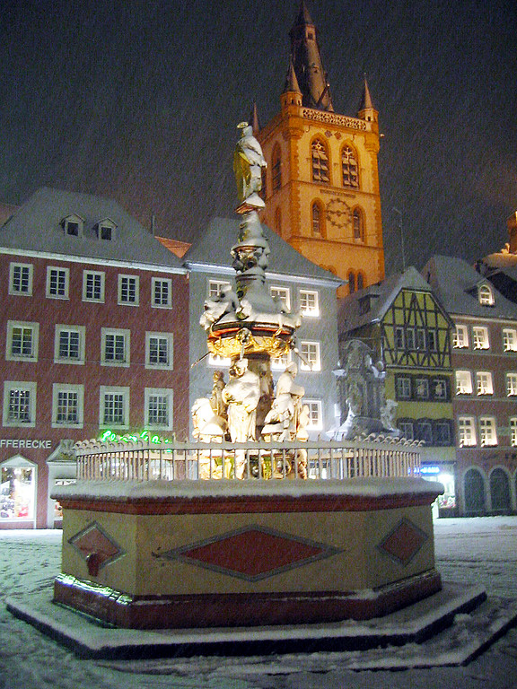 Der Petrusbrunnen von 1494/95 auf dem Trierer Hauptmarkt, im Hintergrund die zwischen 1284 und 1344 erneuerte Marktkirche St. Gangolf (2004)