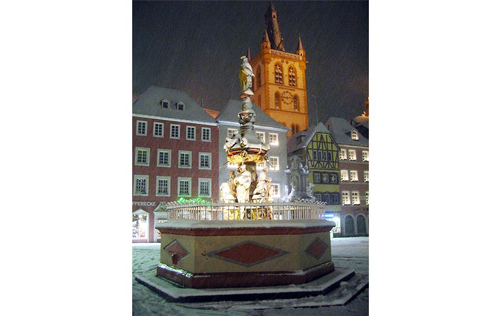 Der Petrusbrunnen von 1494/95 auf dem Trierer Hauptmarkt, im Hintergrund die zwischen 1284 und 1344 erneuerte Marktkirche St. Gangolf (2004)