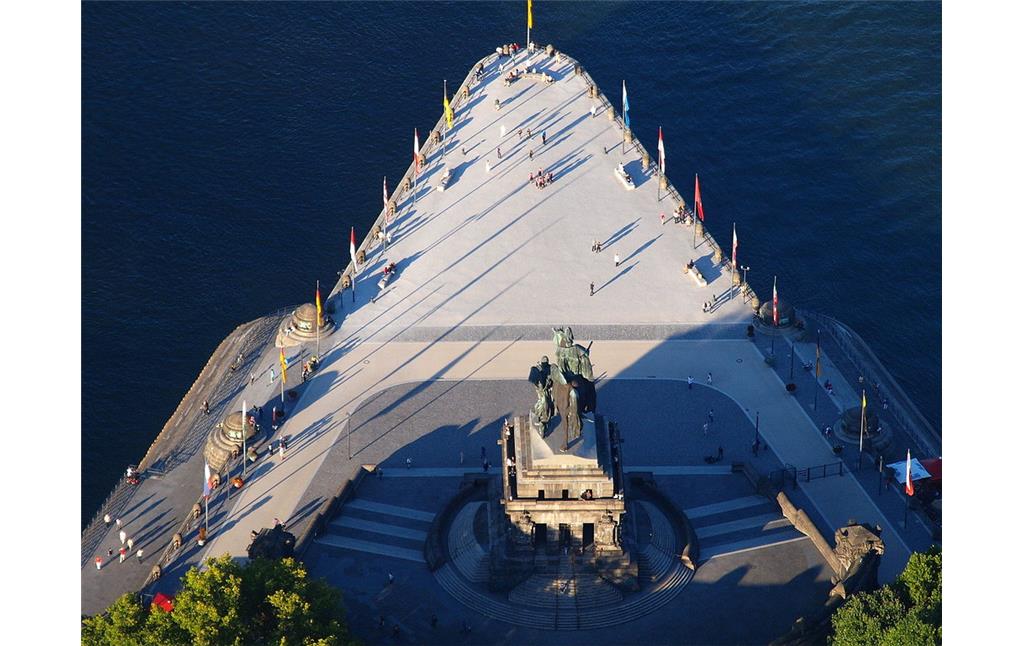 Luftaufnahme des Deutschen Ecks mit dem Reiterstandbild "Kaiser-Wilhelm-Denkmal" am Zusammenfluss von Mosel und Rhein in Koblenz (2011)