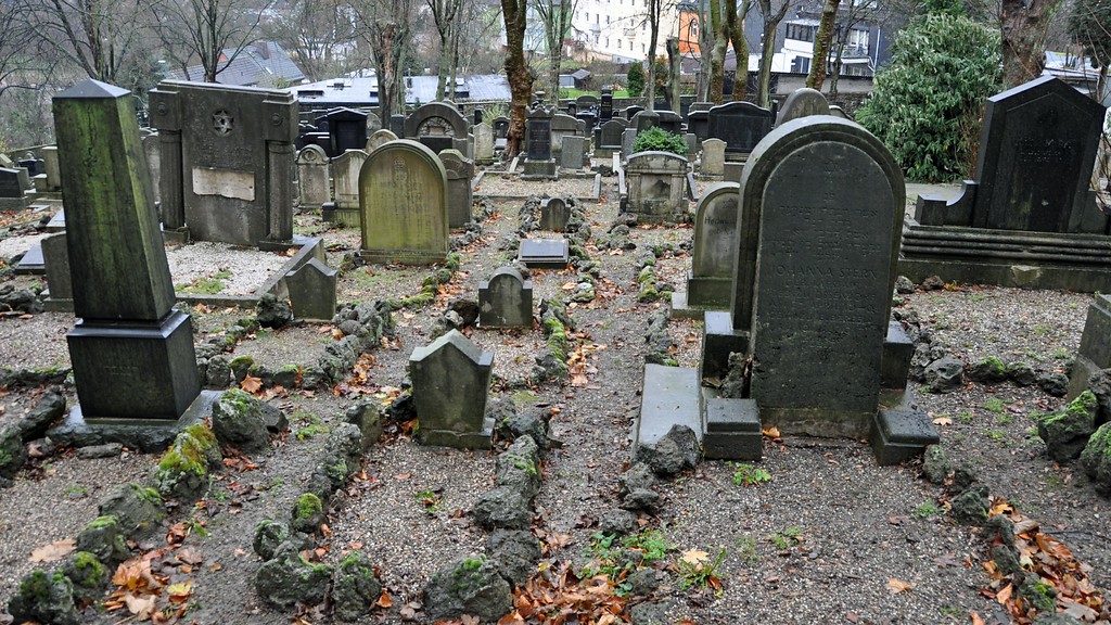 Grabsteine auf dem jüdischen Friedhof am Weinberg in Wuppertal-Elberfeld (2014).