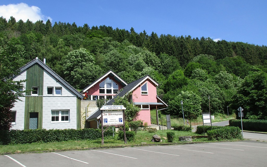 Neubauten in Hürtgenwald-Simonskall im Kreis Düren (2017), das Gebäude rechts steht am ehemaligen Standort des Simonskaller Sanitätsbunkers.
