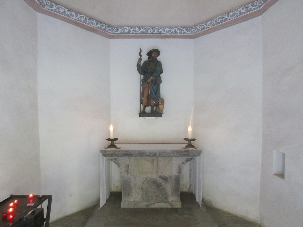 Altar und Rochus-Heiligenfigur in der Rochuskapelle Seligenthal bei Siegburg (2016).