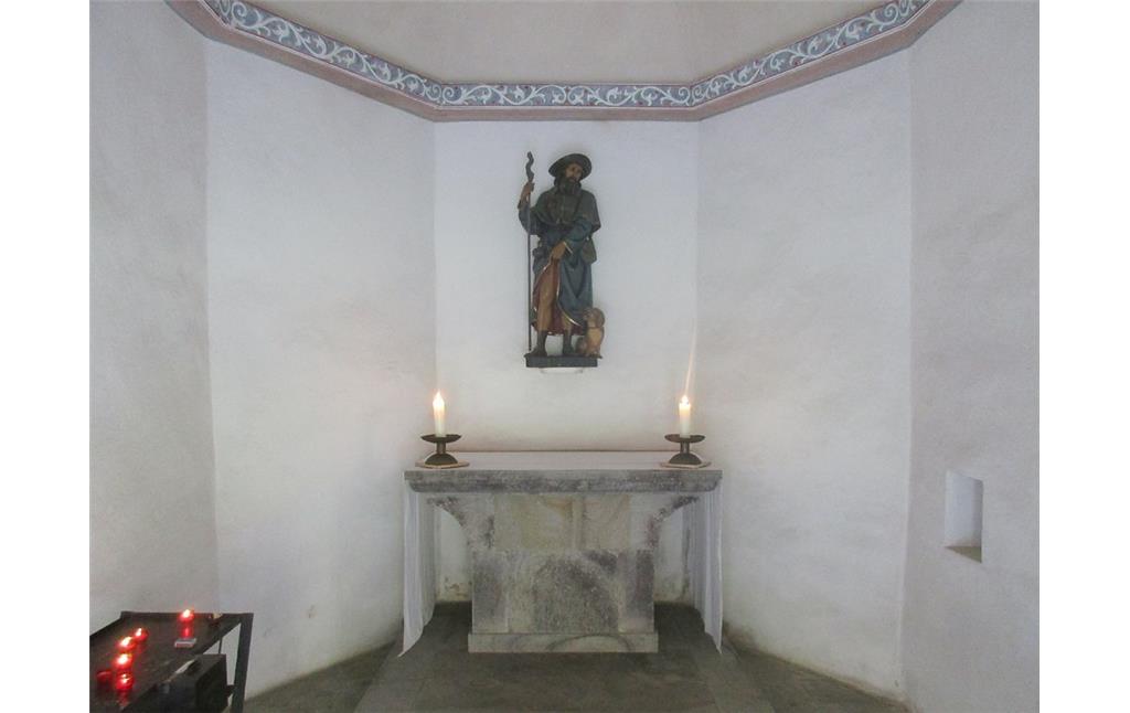 Altar und Rochus-Heiligenfigur in der Rochuskapelle Seligenthal bei Siegburg (2016).