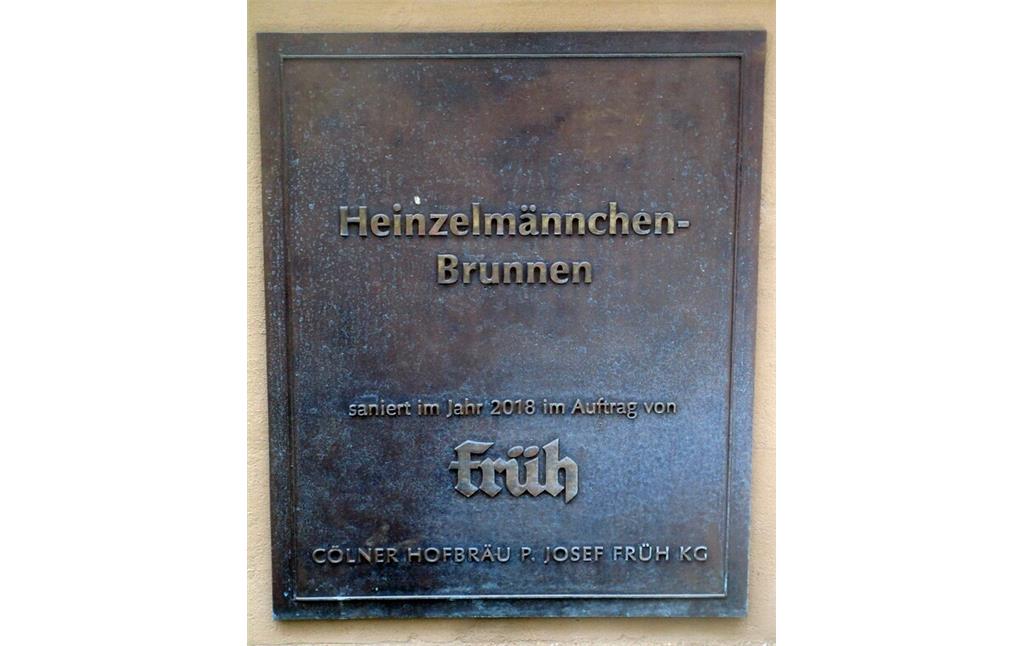 Heinzelmännchenbrunnen Köln (2020): Metallplatte zur Sarnierung des Heinzelmännchenbrunnens.