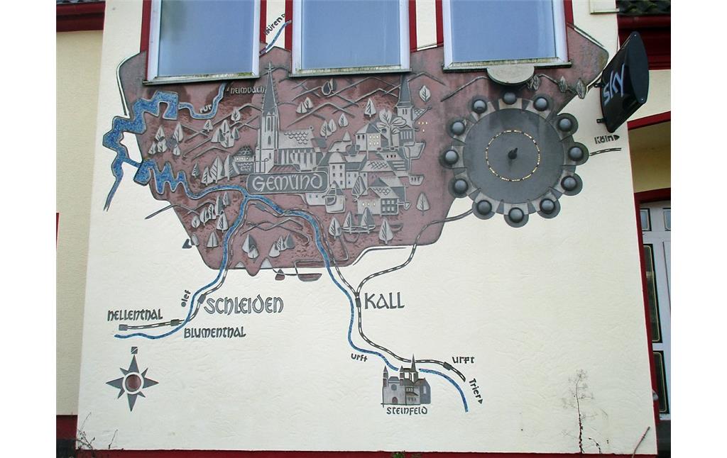 Darstellung des Orts Gemünd mit einem Plan der Oleftalbahn (Kall &#8722; Hellenthal) am Empfangsgebäude des Bahnhofs Gemünd (2016)