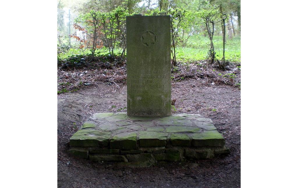 Gedenkstein auf dem jüdischen Friedhof in Bad Honnef-Selhof (2016).