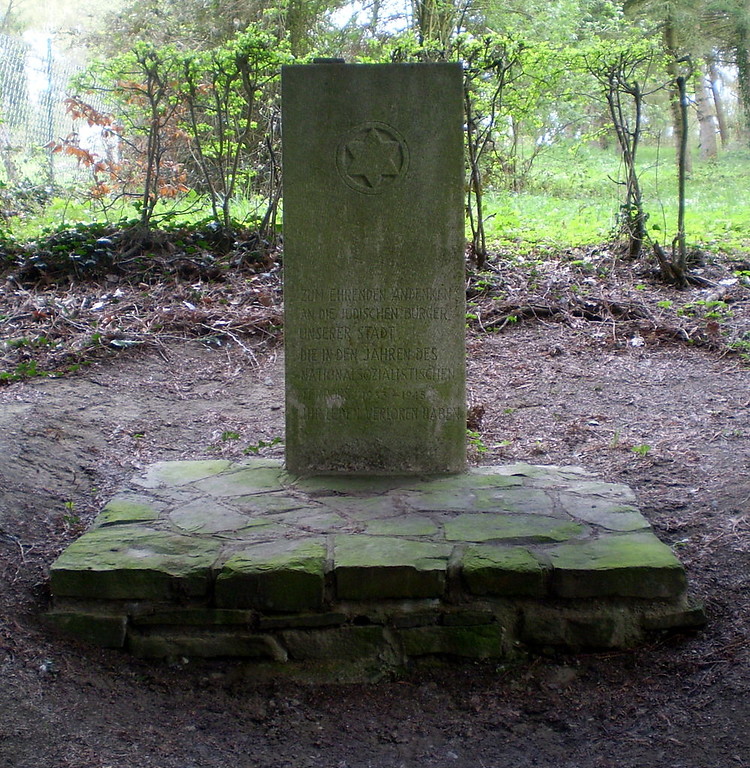 Gedenkstein auf dem jüdischen Friedhof in Bad Honnef-Selhof (2016).