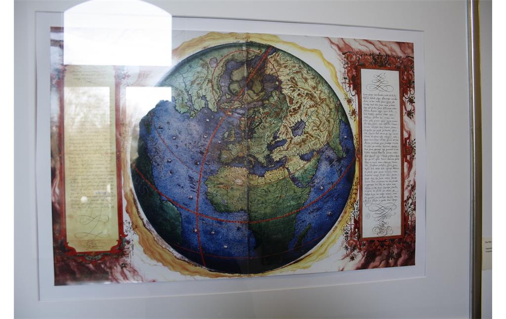 Darstellung einer Weltkarte von Christian s'Grooten (um 1525-1603) im Gerebernushaus Sonsbeck (2014). Die Karte zeigt die nördliche Erdhalbkugel mit tiefblauem Meer und grünlichen Kontinenten.