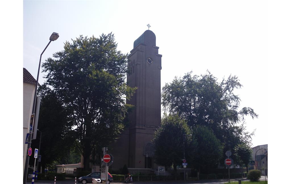 Der Jugendstil-Turm der Lukaskirche von der Hauptstraße in Köln-Porz aus (2013).