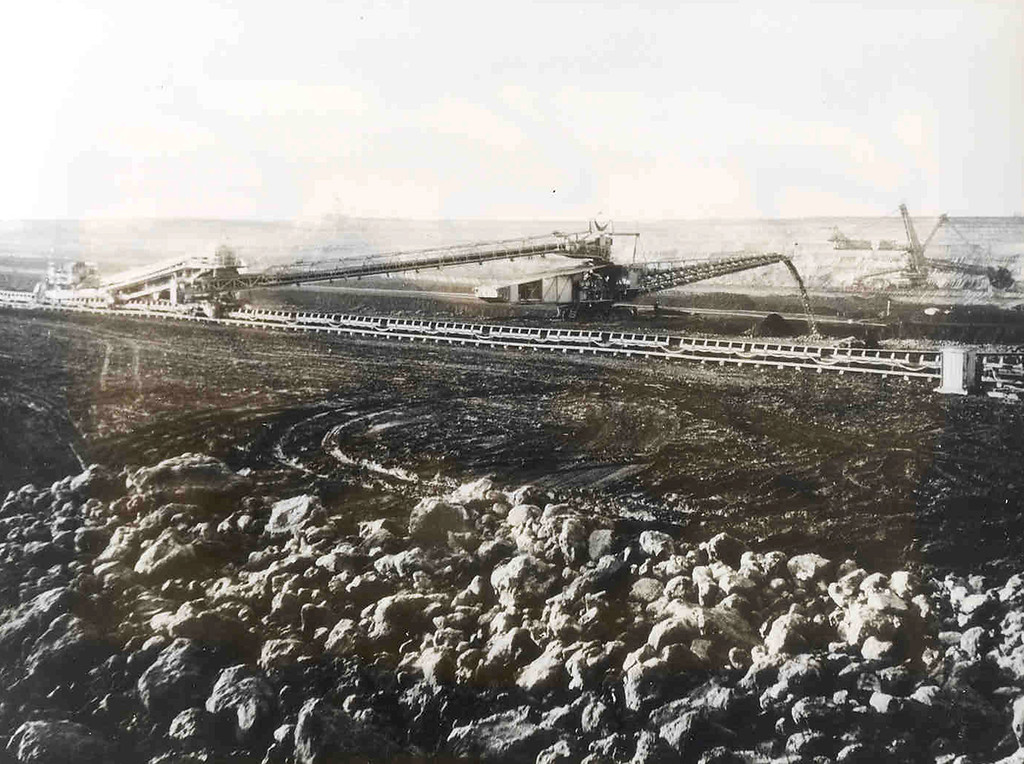 Braunkohlentagebau Grube Victor, Luftbild mit Förderbändern und Absetzern zur Verfüllung der Grube