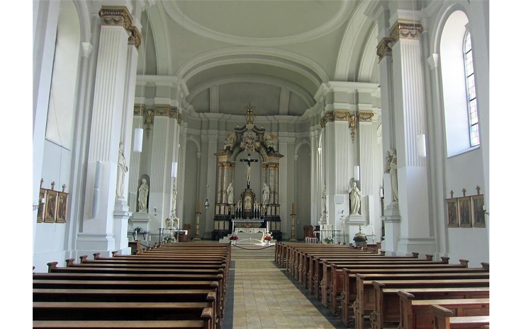 Der Innenraum der Pfarrkirche Sankt Stepahnus in Elsen mit Blick auf die Kirchenbänke und den Altar (2014)