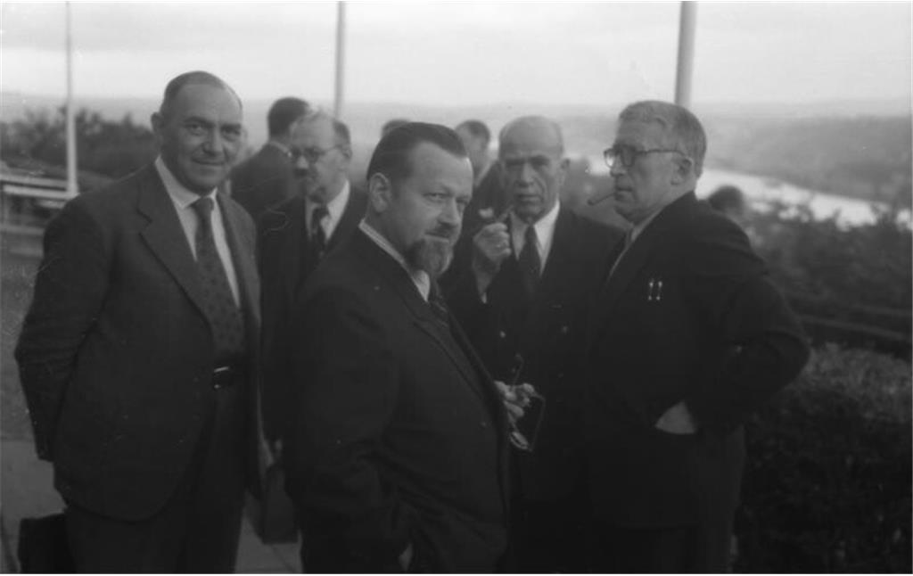 Teilnehmer der Ministerpräsidenten-Konferenz der Länder der 3 Westzonen Deutschlands auf dem Berghotel Rittersturz in Koblenz (1948)
